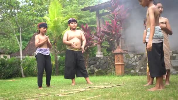 Kylän Lapset Leikkivät Engklek Peli Joka Perinteinen Indonesian Peli — kuvapankkivideo