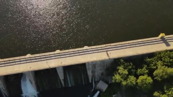 两名在阿根廷科尔多瓦河坝桥上行走的人 空中自上而下的升空 — 图库视频影像