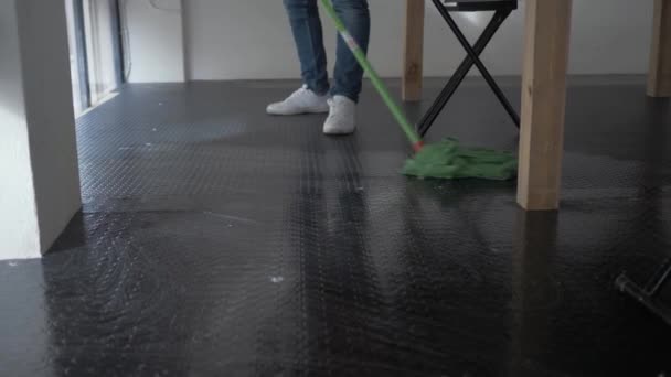 Man Mopping Floor Table Workplace — Stockvideo