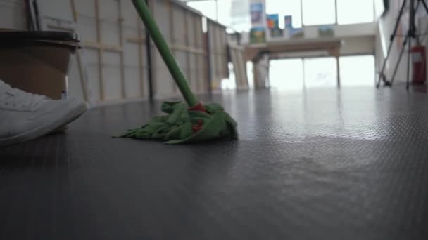 Man Schoonmaken Werkvloer Met Dweil Slow Motion — Stockvideo