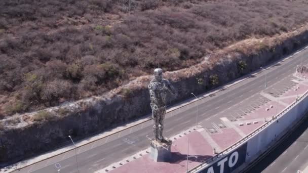 Ein Stahlgigant Der Über Die Stadt Wacht — Stockvideo