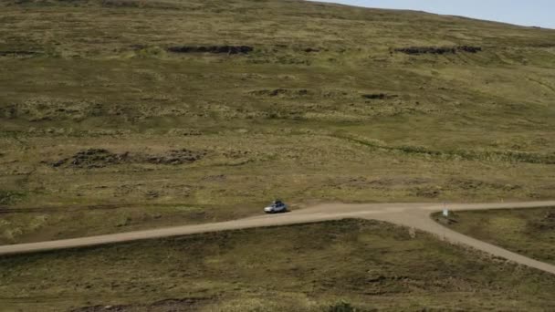Aerial Acercarse Coche Una Carretera Hvitserkur Vatnsnes Islandia Adelante — Vídeo de stock