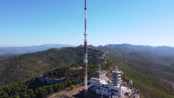 Drone Shot Rotación Cierre Una Estación Radio Cima Una Colina — Vídeos de Stock