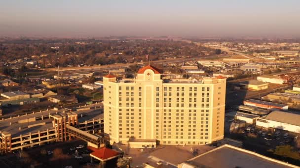 Doubletree Hotel Hilton Hotel Modesto California Órbita Drones Amanecer Edificio — Vídeo de stock