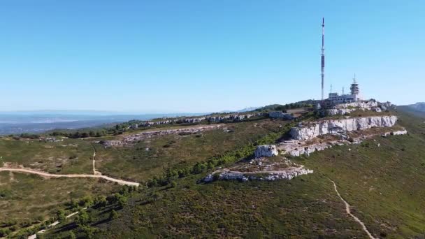 Drone Shot Rotación Una Estación Radio Cima Una Colina Árida — Vídeos de Stock