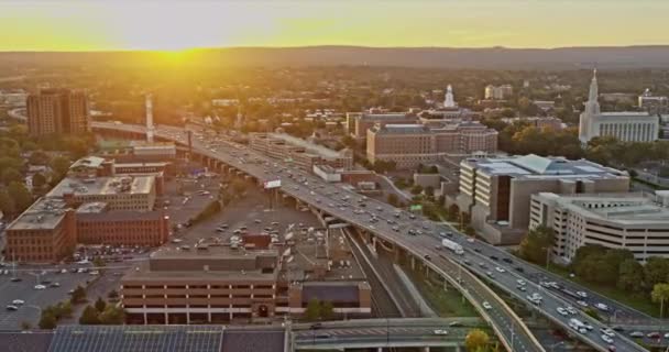 Hartford Connecticut Aerial V18 Pan Shot Capturing Traffics Route Second — Vídeos de Stock