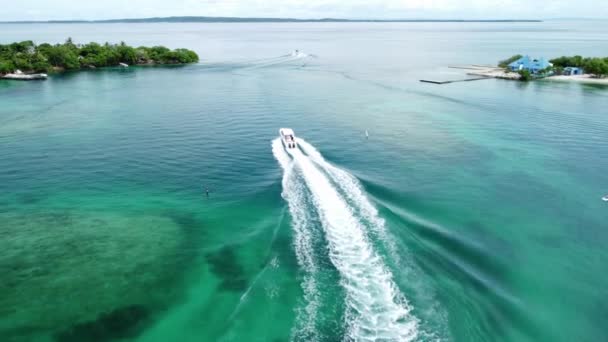 Letecký Snímek Lodi Pomalu Plující Modrém Oceánu Ostrovech Rosario Cartagena — Stock video