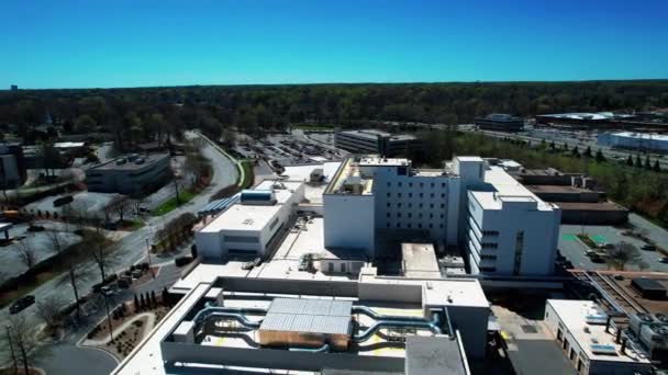 Rotating Drone Shot Cone Health Wesley Long Hospital — Vídeo de Stock