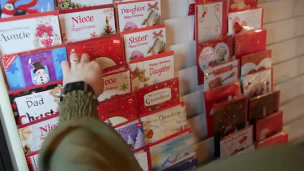 Vrouw Winkelen Voor Kerstkaarten — Stockvideo