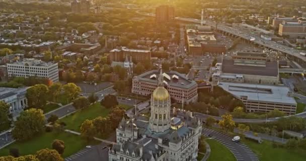 Hartford Connecticut Aerial V14 Birds Eye View State Capitol Building — Stock videók