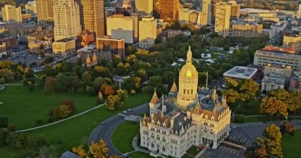 Hartford Connecticut Aerial V16 Birds Eye View Overlooking Golden Sunset — Video Stock