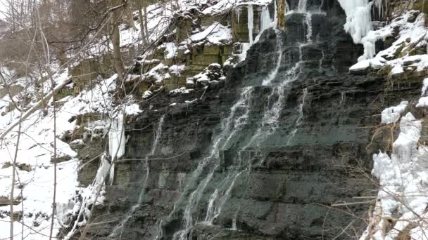 Kleine Waterval Bevroren Waterval Tijdens Zware Sneeuwval — Stockvideo