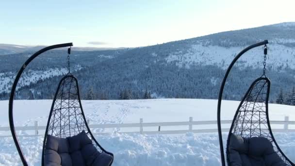 Två Gunga Vid Kanten Bergskulle Full Snö Och Tallar — Stockvideo