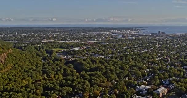 New Haven Connecticut Luchtfoto V22 Pan Shot Van Prachtige Natuur — Stockvideo