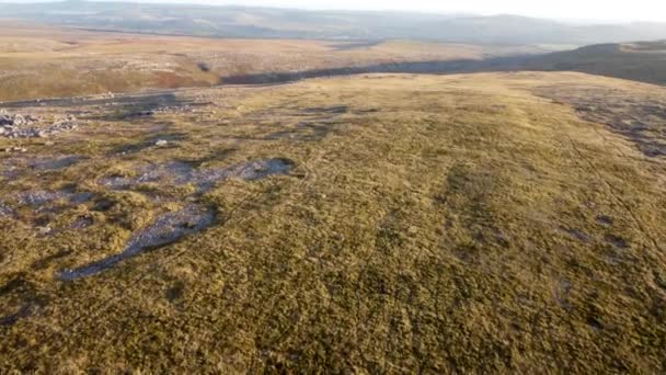 Aerial Drone Strzał Porusza Się Nad Skałami Trawiasty Krajobraz Górski — Wideo stockowe