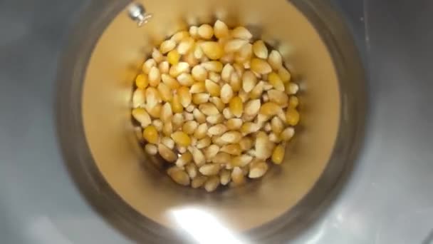 热空气爆米花机与热空气涡轮旋转新鲜玉米 用干燥的热空气将玉米转化为爆米花 玉米在热空气中弹出 玉米爆裂 从机器飞到碗上 — 图库视频影像