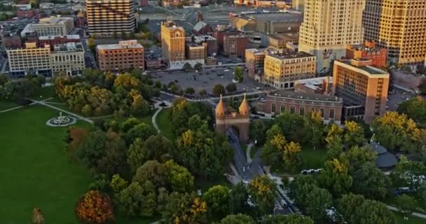 Hartford Connecticut Aerial V17 Birds Eye View Overlooking Memorial Arch — Video Stock