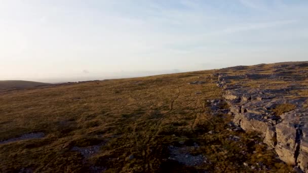 Aerial Drone Shot Moving Right Left Mountain Landscape Sunset Hazy — Stok Video