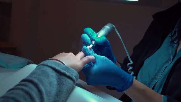 Woman Nail Saloon Manicurist Prepares Nails Paint Electric File Drill — Vídeo de stock