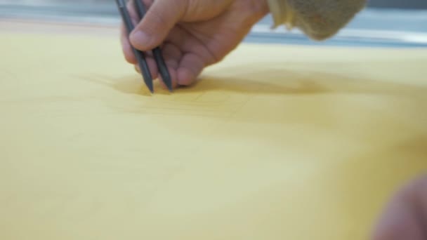 Artista Dibujando Sobre Papel Amarillo Usando Dos Lápices — Vídeo de stock