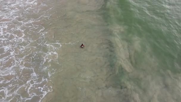 Aerial Top View Person Enjoying Fighting Waves Beach Κατά Διάρκεια — Αρχείο Βίντεο