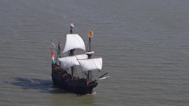 Réplica Navio Histórico Voc Navegando Mar Aberto Flutter Bandeiras Holandesas — Vídeo de Stock