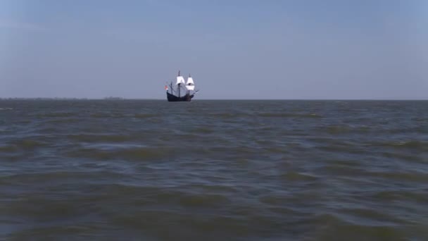Oude Voc Vlieboot Met Uitpuilende Witte Zeilen Open Zee Luchtfoto — Stockvideo
