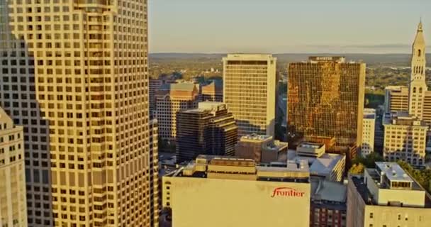 哈特福德康涅狄格州空中V9电影放飞市中心的建筑物 拍摄城市景观 飞越显示了过河的人流 拍摄于2021年10月2日 X7相机 — 图库视频影像