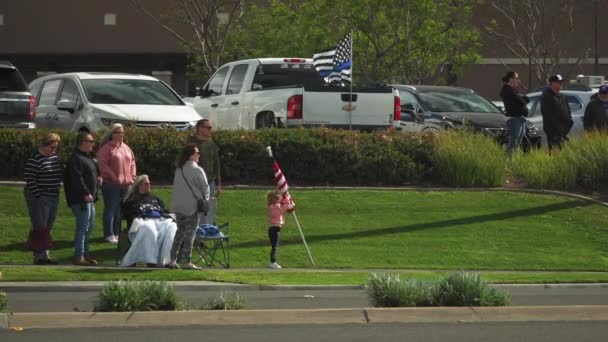 Una Familia Ondea Una Bandera Americana Mientras Una Procesión Fúnebre — Vídeo de stock