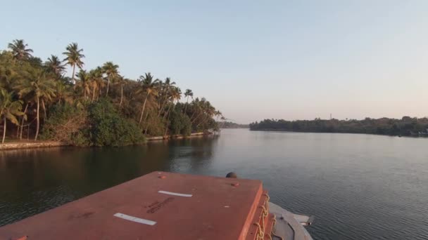 Pov Rejs Statkiem Wzdłuż Palmy Pokryte Brzegów Alleppey Backwaters Indie — Wideo stockowe
