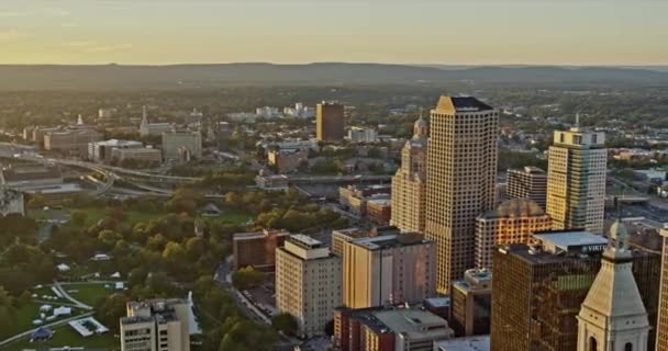 하트퍼드 코네티컷 V10 항공기가 유리창에 석양을 반사하면서 시내를 장관을 이루는 — 비디오