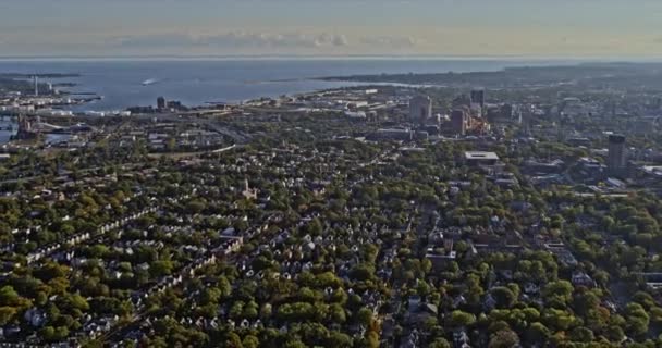 New Haven Connecticut Aerial V24 Pull Middle Cityscape Yale University — стокове відео