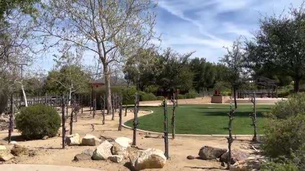 Panning View Peaceful Wiens Winery Courtyard Clear Day Temecula California — Vídeos de Stock