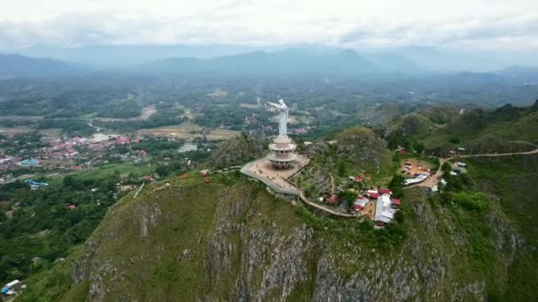 Drone Video Jesus Christ Statue Tana Toraja Sulawesi Top Mountain — стоковое видео