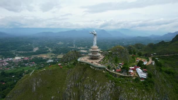 Aerial Jesus Christ Statue Tana Toraja Sulawesi Top Mountain Tourists — стоковое видео