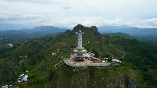 Aerial Jesus Christ Statue Tana Toraja Sulawesi Top Mountain Tourists — стоковое видео