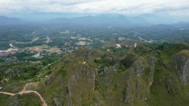 Gröna Bergsklippor Med Utsikt Över Stad Dalen Tana Toraja Sulawesi — Stockvideo