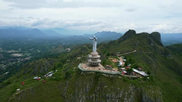 Luchtfoto Van Een Standbeeld Van Jezus Christus Tana Toraja Sulawesi — Stockvideo