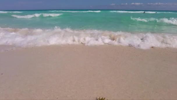 墨西哥坎昆海滩上的海浪冲刷得紧紧的 后面是蓝绿相间的加勒比海 — 图库视频影像