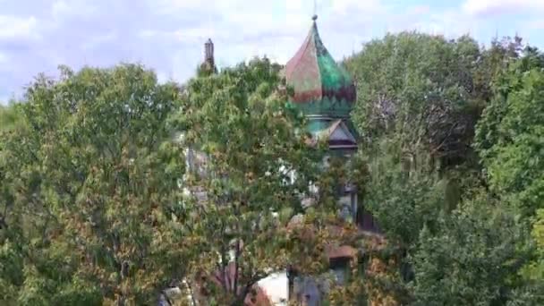 Drone Revelando Una Iglesia Abandonada Bosque Radiactivo Chernobyl Ucrania Bosque — Vídeos de Stock