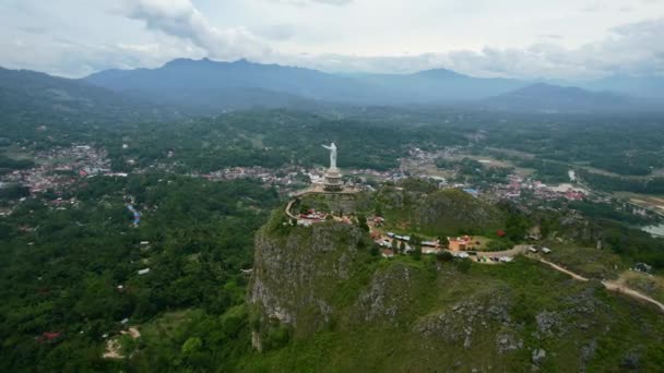 Aérea Una Estatua Jesucristo Tana Toraja Sulawesi Cima Una Montaña — Vídeos de Stock