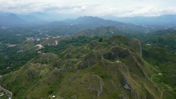 Green Mountain Cliffs Overlooking City Valley Tana Toraja Sulawesi Indonesia — Stockvideo