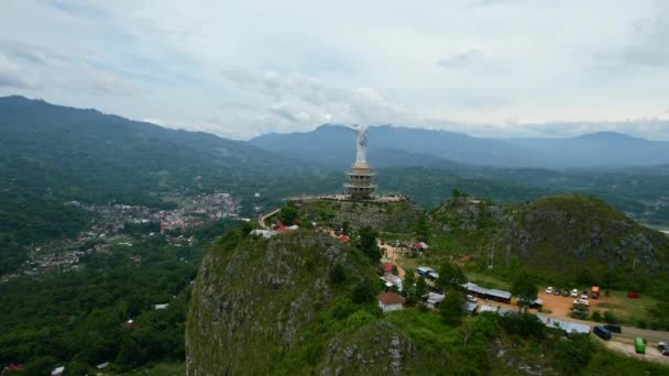 Aerial Jesus Christ Statue Tana Toraja Sulawesi Top Mountain Tourists — Stock Video