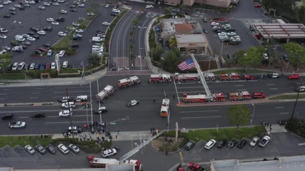 Police Cars Drive Procession Honor Officer Killed Helicopter Crash — Vídeo de stock