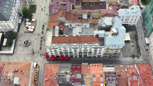 Вид Сверху Площадь Рынок Львове Украина Окружении Европейских Зданий Людей — стоковое видео