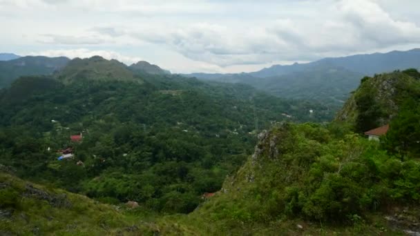 Gröna Bergsklippor Med Utsikt Över Stad Dalen Tana Toraja Sulawesi — Stockvideo