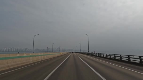 Rijden Incheon Bridge Van Yeongjong Island Naar Het Vasteland Bestuurdersperspectief — Stockvideo