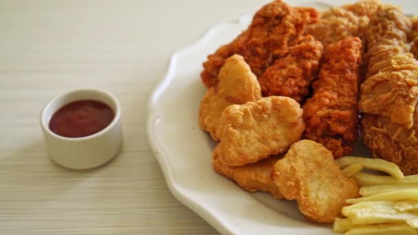 Frango Frito Com Batatas Fritas Pepitas Prato Comida Não Saudável — Vídeo de Stock