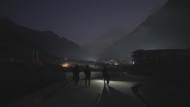 Silhouette People Walking Street Kedarnath Night Gimbal — Vídeos de Stock