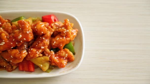 Smażony Chrupiący Kurczak Słodko Kwaśnym Sosem Koreańskim Stylu — Wideo stockowe